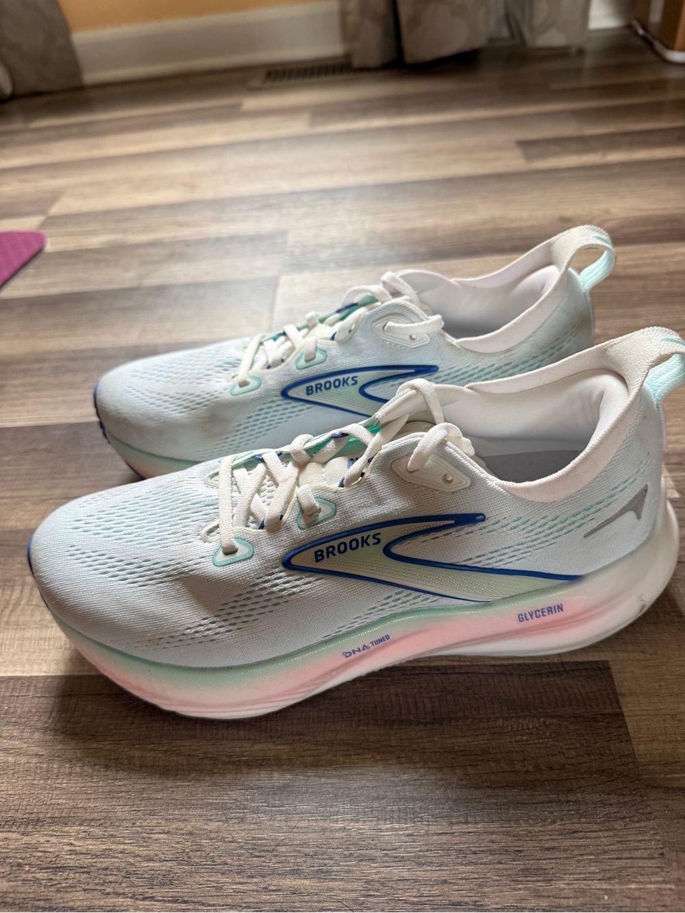 Brooks Glycerin 22 Women's 9.5 Running Shoes in White with Pastel Accents